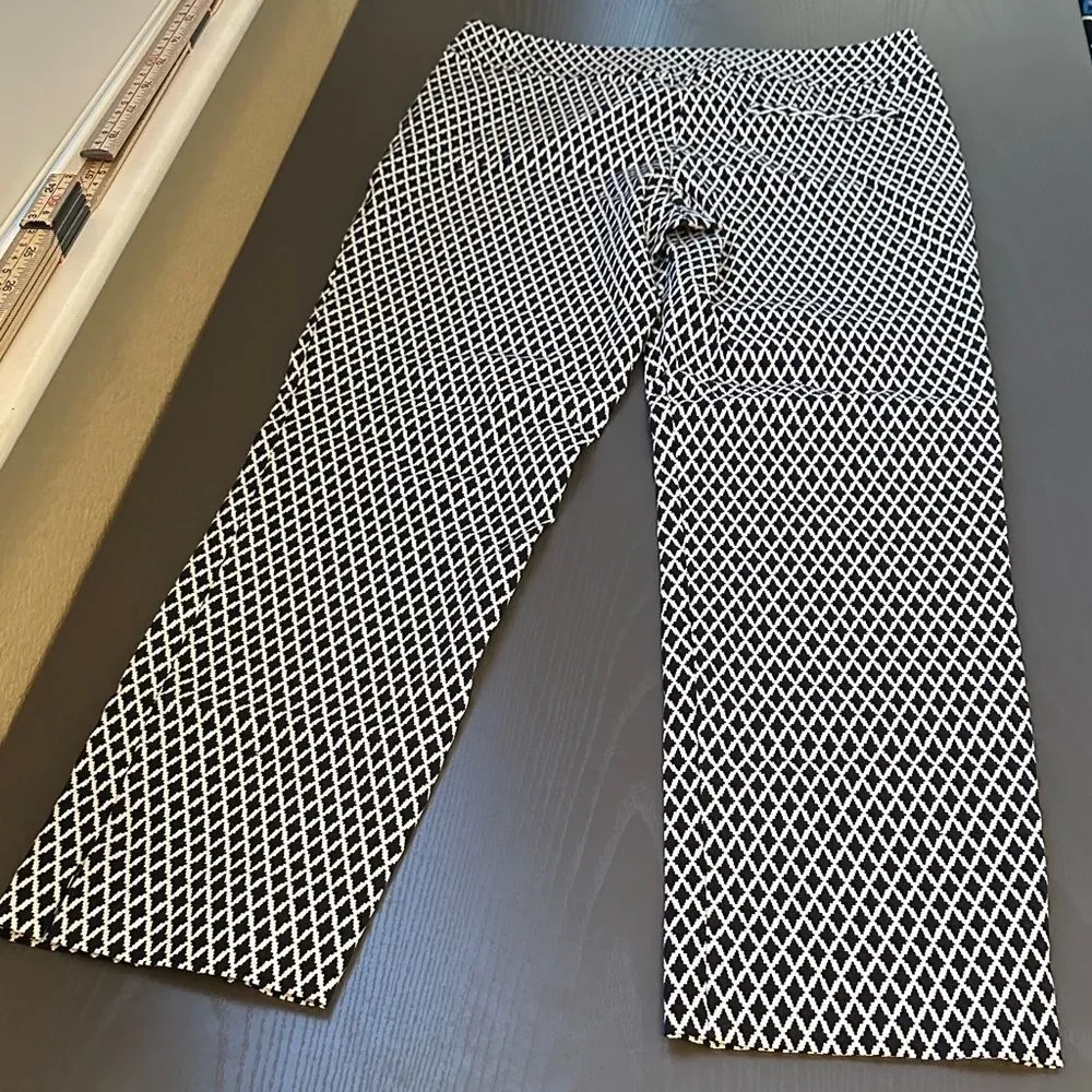 Margaret M Slimming Pant-Black and White Cropped Geometric print - Picture 5 of 5